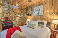 1 Mi to Lake Gregory Boho Crestline Cabin - Balcony
