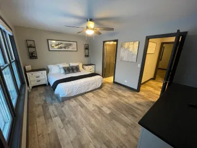 全新裝修的密歇根湖畔泳池之家 Kewaunee County Sheriff's Residence and Jail附近的飯店