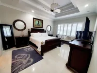 Beautiful Newer 4/4 Home w. Dockage & Private Pool Turtle Hospital附近的飯店
