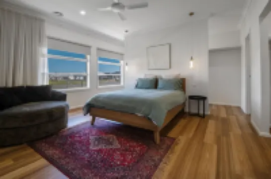 LARGE 6 BEDROOM HOME - SLEEPS 12 - 3 MINUTE DRIVE TO LAKE MULWALA