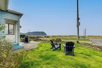 Beachfront Cottage on Seaside Promenade w/ Hot Tub - Wifi