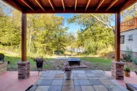 Lakefront Getaway w/ Hot Tub & Yard in OKC! - Apartment