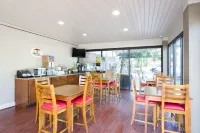 Super 8 by Wyndham Waldorf - 조식 운영