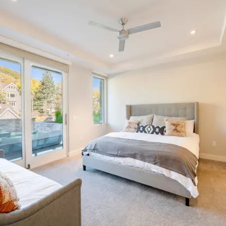 Luxury Townhome with Spectacular Views. Private Hot Tub & Walking Distance to Main Street -