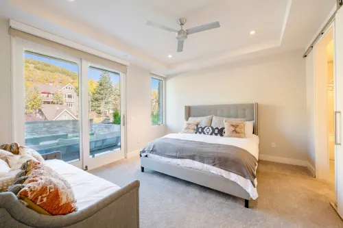 Luxury Townhome with Spectacular Views. Private Hot Tub & Walking Distance to Main Street -