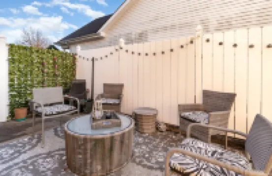 時尚的兩卧室聯排別墅帶車庫和庭院，適合住宿或任務