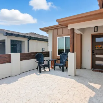 Brand New Cool Comfy Lawrence Retreat 3 Bedroom Duplex