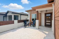 Brand New Cool Comfy Lawrence Retreat 3 Bedroom Duplex