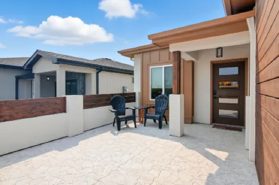 Brand New Cool Comfy Lawrence Retreat 3 Bedroom Duplex