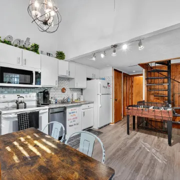 Mountain Escape With Hot Tub & Stargazing 3 Bedroom Cabin