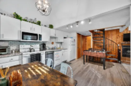 Mountain Escape With Hot Tub & Stargazing 3 Bedroom Cabin