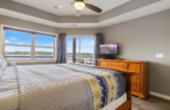 Lakefront 1st-floor Condo, Screened Patio, Pools & Courts