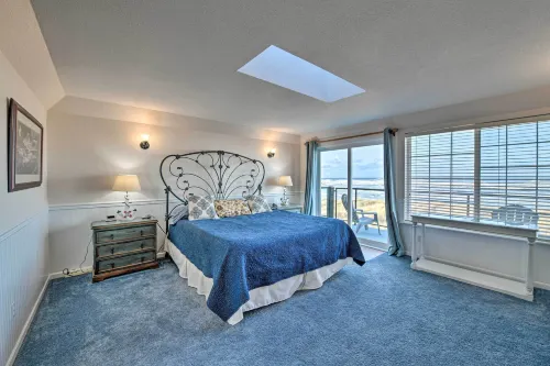 Eagles View Condo in Ocean Shores w/ 3 Balconies