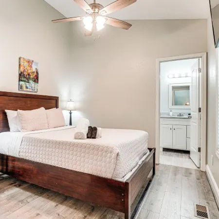 2 Mi to Village and Lake! Charming Helen Retreat