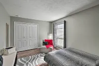 Updated Fayetville Townhome-Away-from-Home w/ Yard - Balkoner
