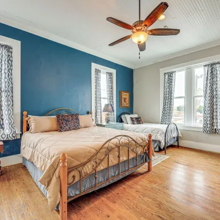 'The Loft' - Historic Dtwn Hondo Apt w/ Balcony