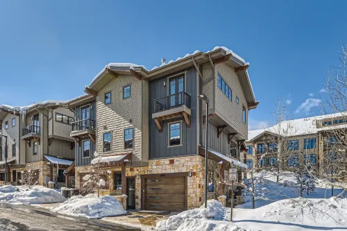 Blackstone Mountain Retreat #21! Walk To The Lifts! 4 Bedroom Apts by RedAwning - Homestays