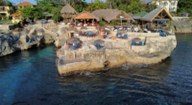 Spacious, modern 2-bedroom apartment, Westend Negril with AC, WiFi, W/Heater