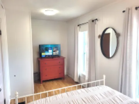 Charming Cottage with Hot Tub and Cozy Outdoor Space - Delightful Getaway