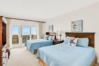 Beautiful Condo with Gorgeous Ocean Views from Balcony + Shared Pool & Free WiFi
