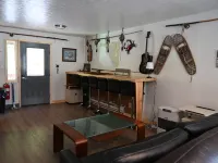 Comfy Duplex unit great for families and small groups, sleeps up to 9 โรงแรมในซิตกา