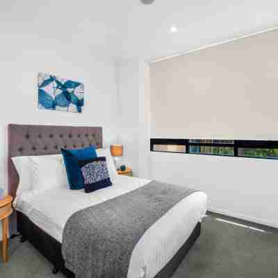 Surfers Paradise 2-Bed Near Beach with Pool & Gym Rooms
