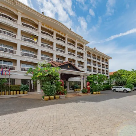 Hotel Somadevi Angkor Resort & Spa Отели рядом с достопримечательностью «Пном Бакхенг»