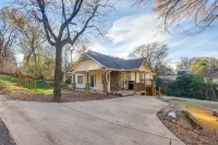 Walk to Avondale Eats & Brews: Urban Getaway - Homestays