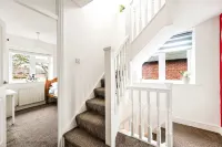Windsor 5-bed House - Stroll to Castle - Sleeps 13