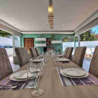 Spectacular Dazzling Villa With Private Steamsauna Dining/Meeting Rooms