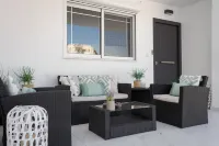 Aura Airport Suite - Homestays