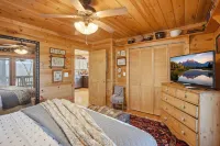 Not Your Average Bear - Hot Tub - Chalets
