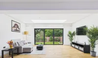 Modern 4 Bedroom Spacious House with Garden and Free Parking