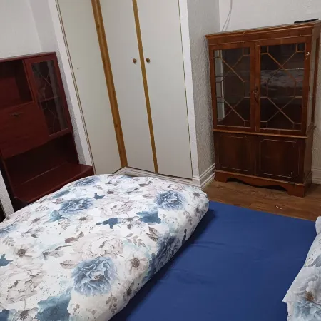 Room-furnished Spacious Double Room Near