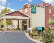 Quality Inn & Suites - Parking