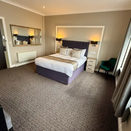 The Raven Hotel Отели в г. Корби