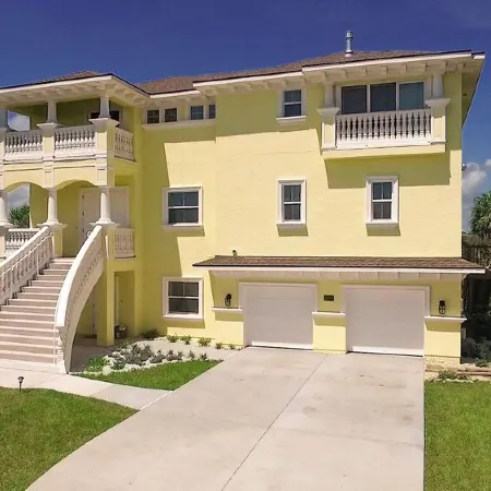 400ft to private beach. Riverfront,dock,pool,kayaks Elevator, 1.6 acres