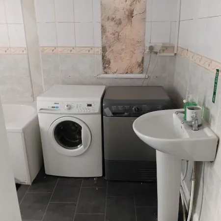 Studio Sleeps 2 Near Priory Woods