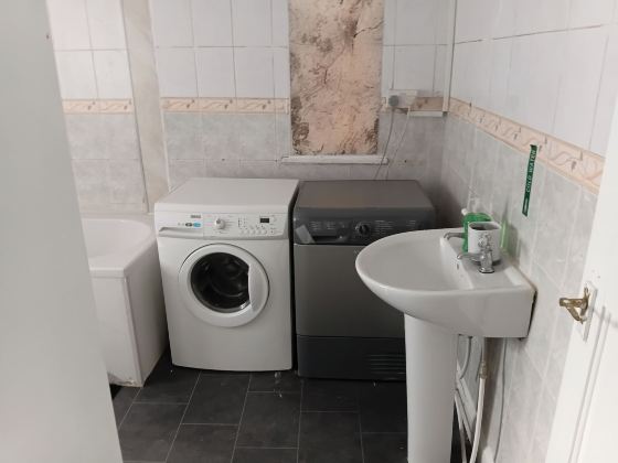 Studio Sleeps 2 Near Priory Woods