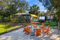 Outdoor Movie Theatre Pool Putt Putt Hot Tub - Balkon