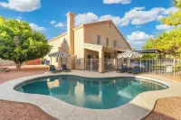 Chandler Home w/ Fire Pit & Putting Green - spa