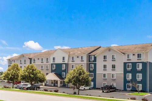 WoodSpring Suites Fayetteville I-49 - Parkplatz