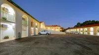 Bishops Lodge Narrandera - Motels