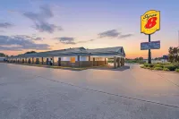 Super 8 by Wyndham Siloam Springs - parking