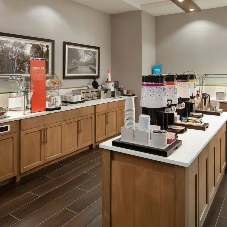 Hampton Inn & Suites Teaneck Glenpointe