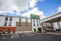 Holiday Inn Express WILMINGTON by IHG - parking