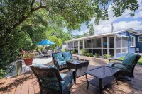 Canal-front Gem w/ Dock & Guest Home in Cortez! - Wifi
