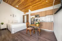 < 1 Mi to Playas del Coco: Studio w/ Pool Access! - 2 Yıldız