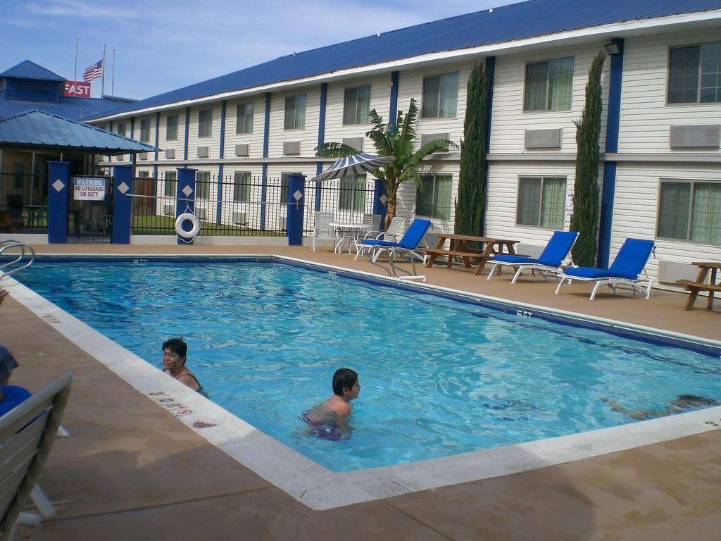 Days Inn & Suites by Wyndham Laredo