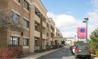 an exterior view of a holiday inn express hotel with cars parked in front at Comfort Suites Oakbrook Terrace Near Oakbrook Center